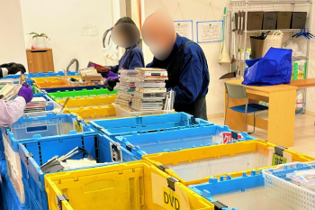 受け入れ CD/DVDパッケージを受け取り、作業台に準備します。