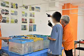 一次分別 手順書に基づき、プラスチック素材ごとに大まかに分類していきます。