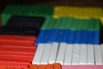 最終分別 近隣作業所から戻ったものも含め、細かい分別基準に沿って、丁寧に仕分けを完了します。