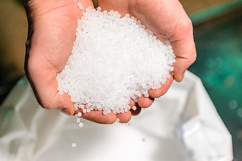 リサイクル工場へ 分別された素材が、新しい資源として生まれ変わります。